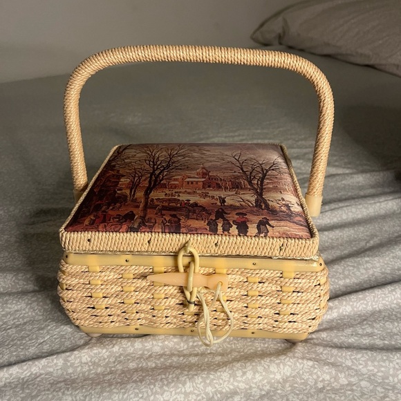 🧵 Vintage Wicker Sewing Basket with Winter Scene Lid 🎨 - Picture 1 of 8